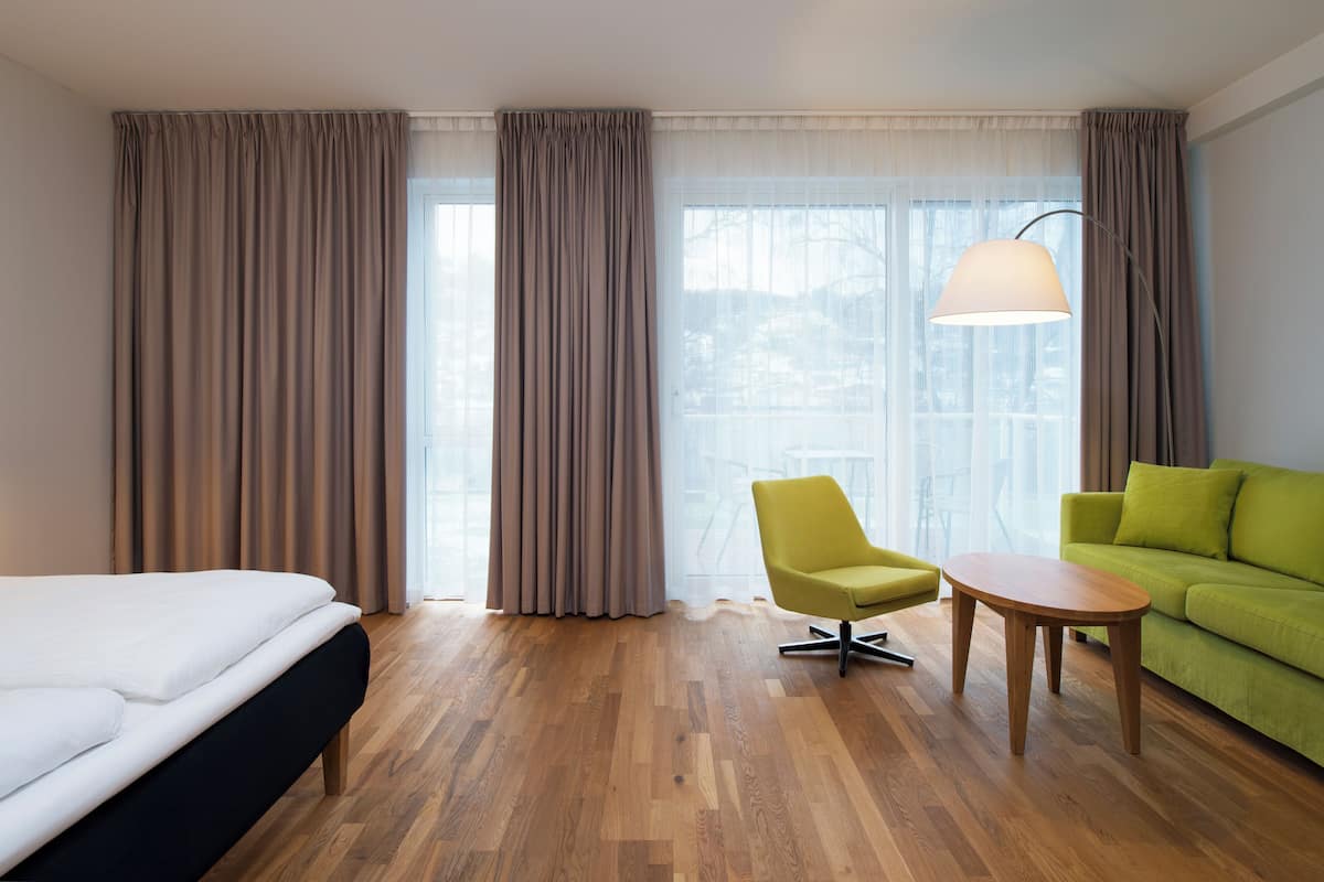 Minibar, bureau, espace de travail pour ordinateur portable