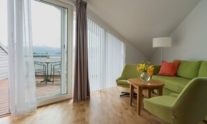 Minibar, bureau, espace de travail pour ordinateurs portables
