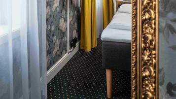 Minibar, bureau, espace de travail pour ordinateur portable