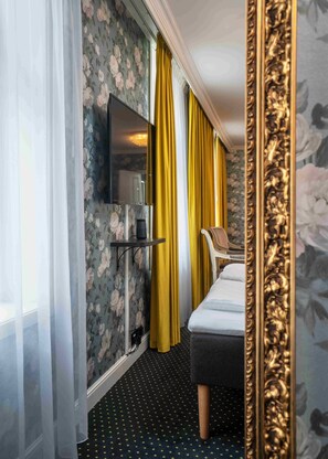 Minibar, bureau, espace de travail pour ordinateurs portables