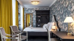 A hotel room with a bed, a desk, a chair, a wardrobe, and a mirror. - Thon Hotel Sandven (Kvam)