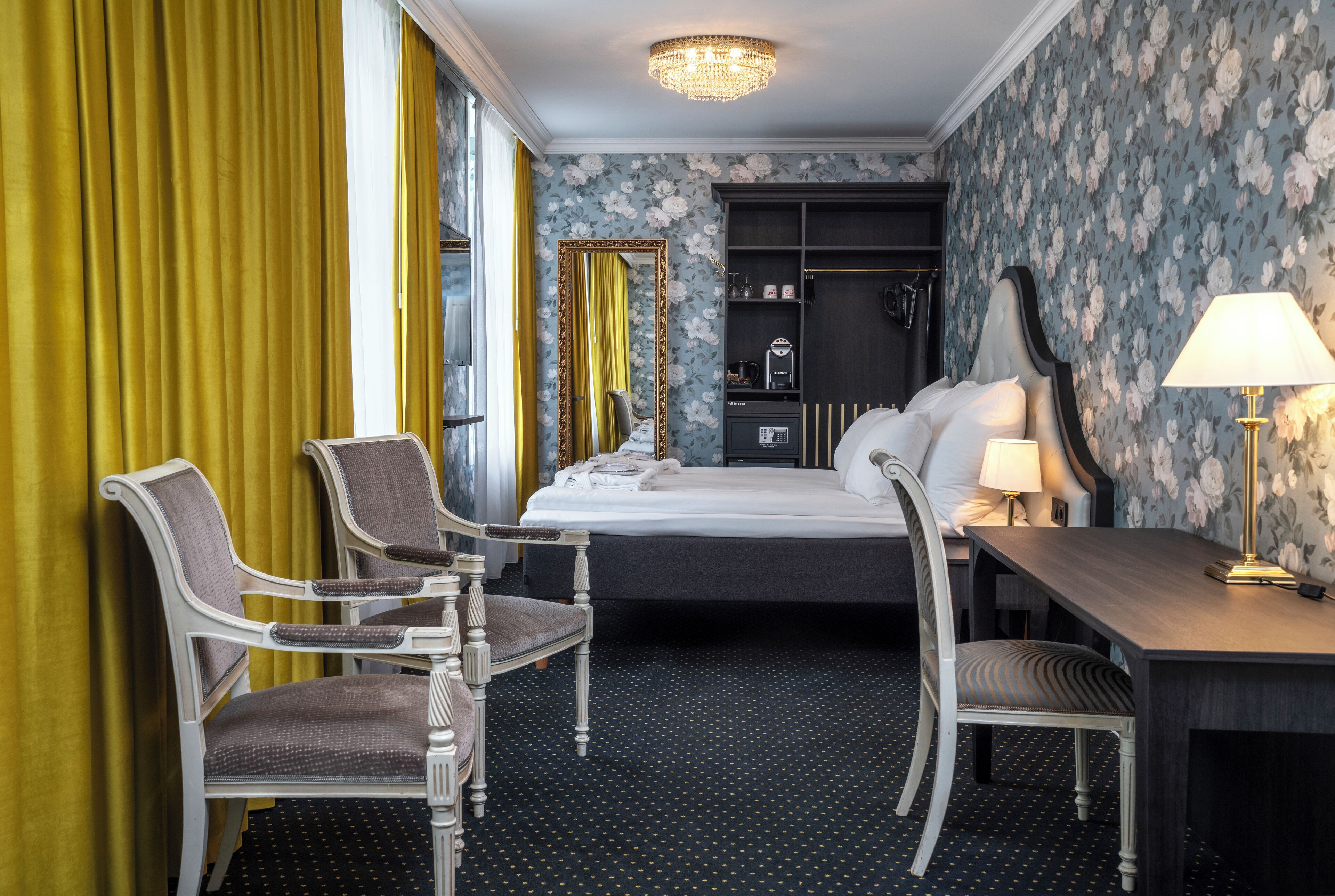 华丽客房, 无烟房 (Historical Building, No Elevator) | 迷你吧、办公桌、笔记本电脑工作区、遮光窗帘