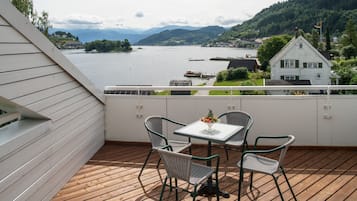 Minibar, escritorio y espacio para trabajar con laptop