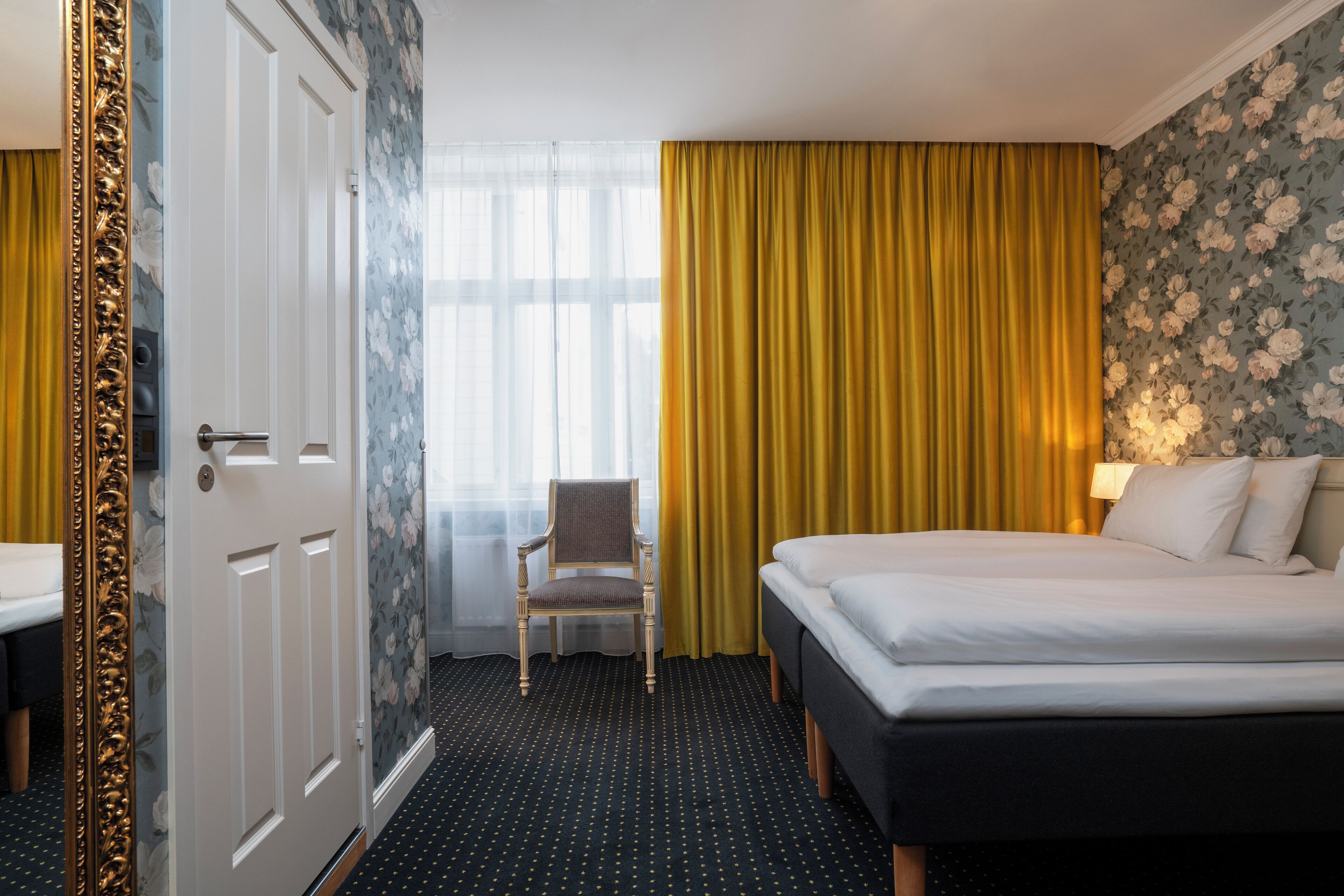 高级房, 无烟房 (Historical Building, No Elevator) | 迷你吧、办公桌、笔记本电脑工作区、遮光窗帘