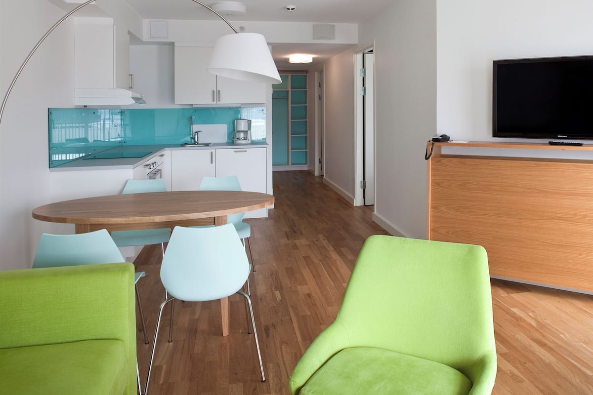 Minibar, bureau, espace de travail pour ordinateur portable