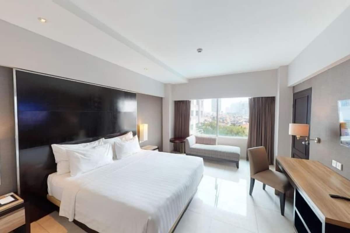 Minibar, in-room safe, desk, iron/ironing board