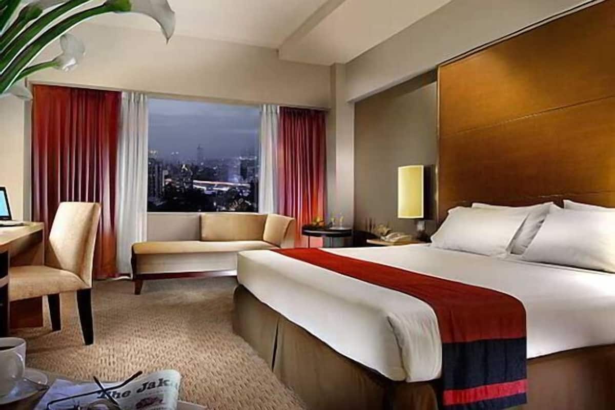 Minibar, in-room safe, desk, iron/ironing board