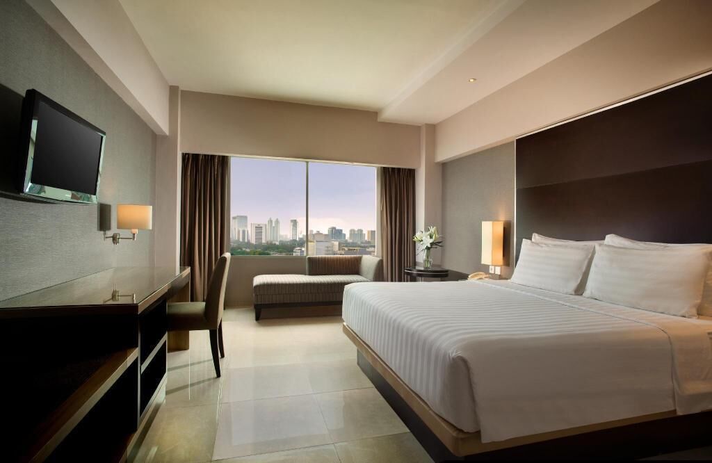 Minibar, in-room safe, desk, iron/ironing board