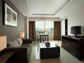 Suite – deluxe, 1 kingsize-seng | Minibar, safe på rommet, skrivebord og strykejern/-brett