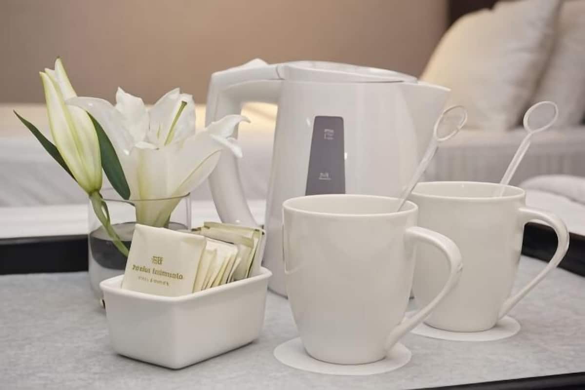 Minibar, két bảo mật tại phòng, bàn, bàn ủi/dụng cụ ủi quần áo