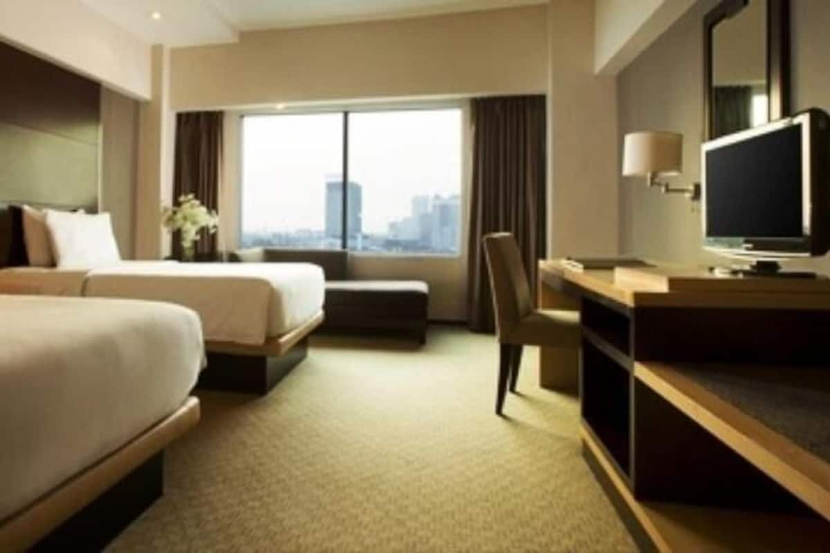 Minibar, in-room safe, desk, iron/ironing board
