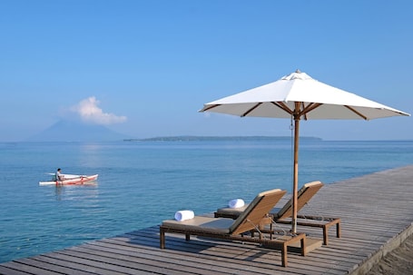 Outdoor pool, pool loungers. Grand Luley Manado