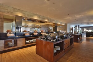 每日供应自助式早餐（每人 IDR 100000）