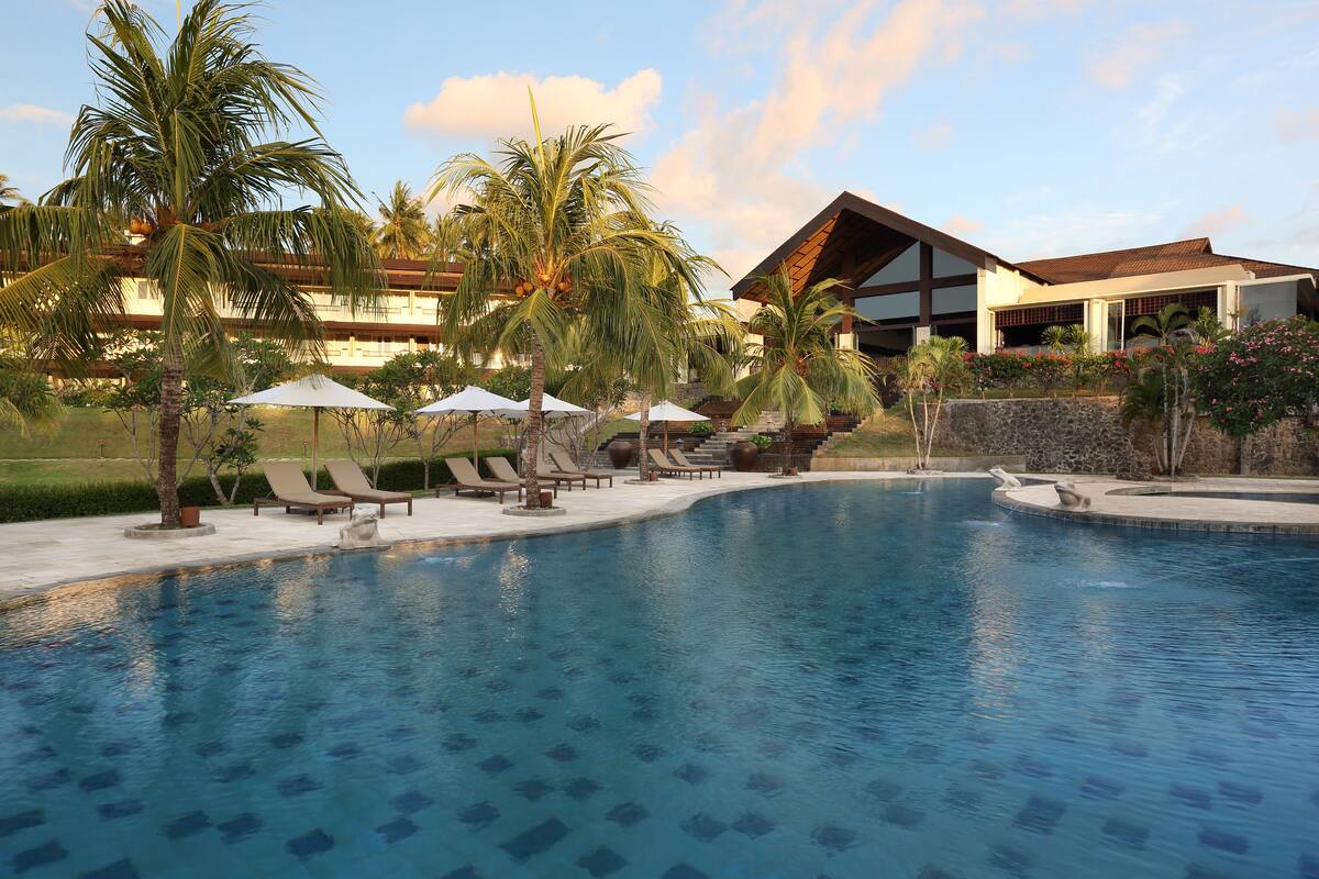 outdoor pool, pool loungers