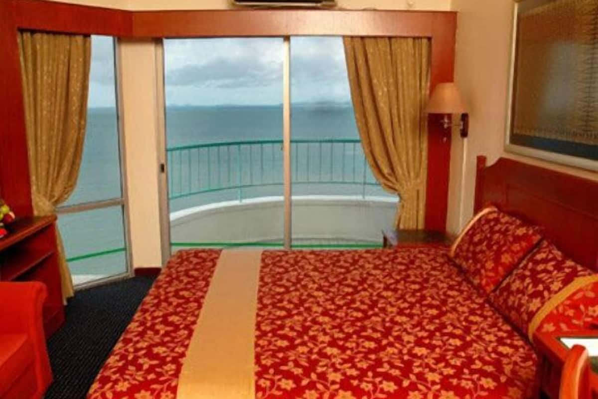 Coffre-fort, bureau, systĂšme dâinsonorisation, fer et planche Ă repasser