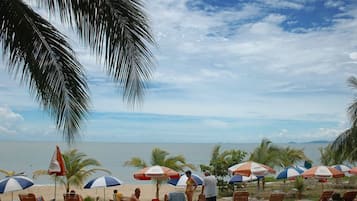 บนชายหาด, ทรายสีขาว