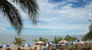 Trên bãi biển, cát trắng