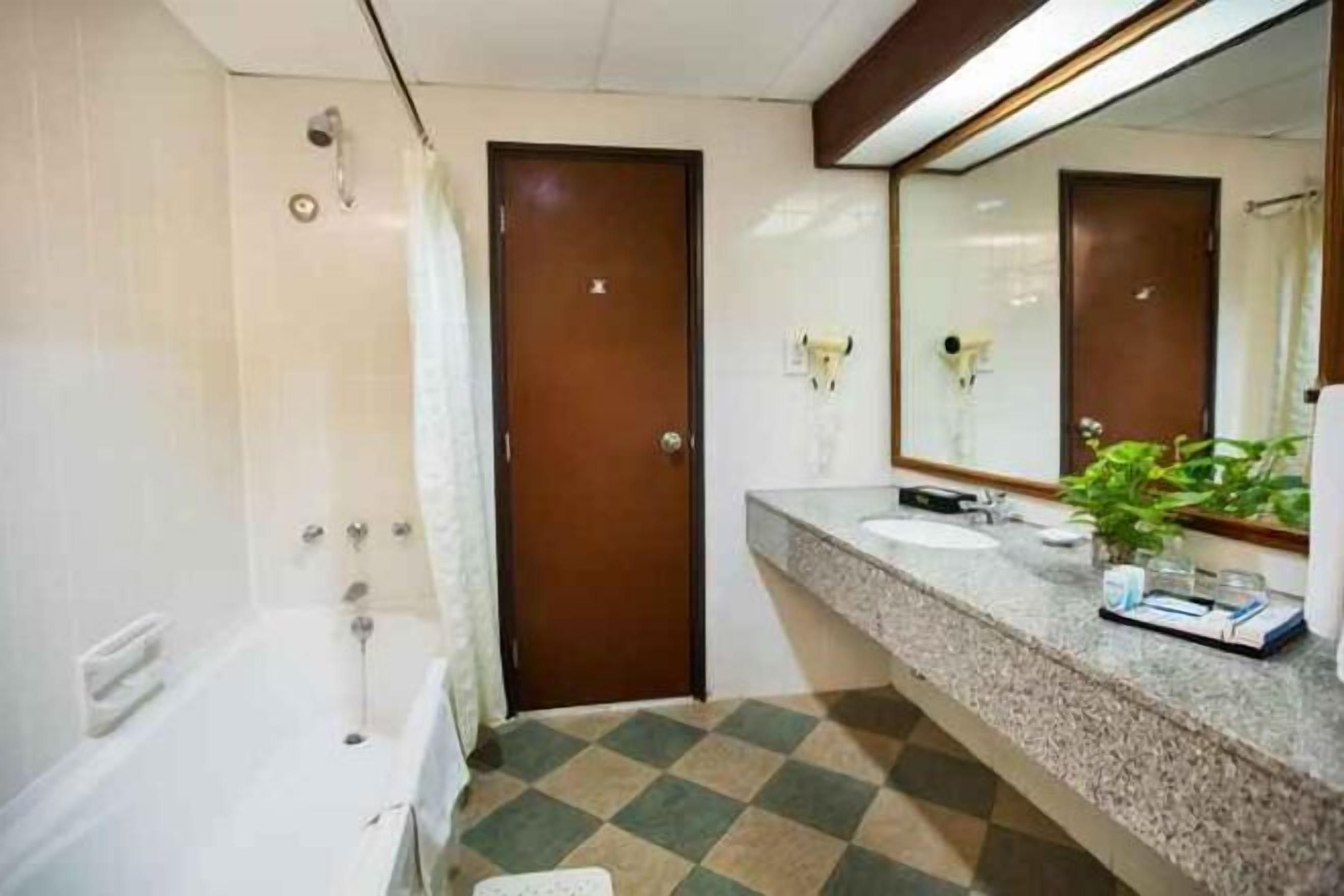 Kombinert dusj/badekar, toalettartikler (inkludert), hårføner og bidé