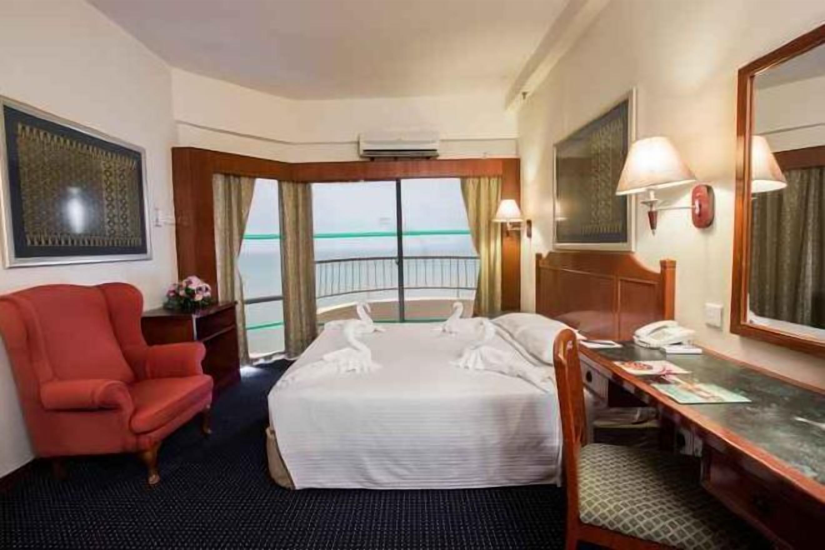 Safe på rommet, skrivebord, lydisolert og strykejern/-brett