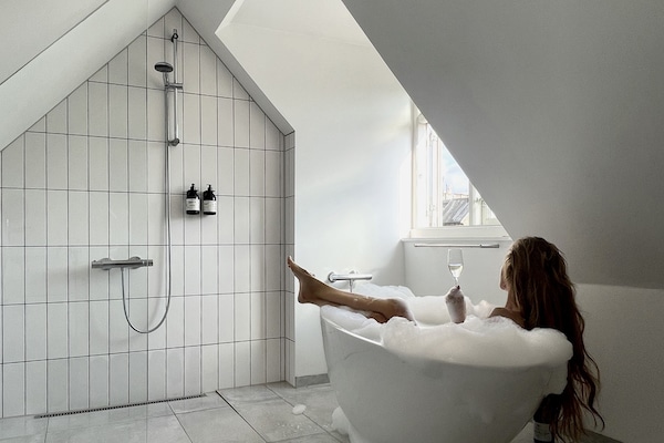 Suite estudio superior, no fumadores, bañera | Baño | Artículos de higiene personal ecológicos, secador de pelo y toallas