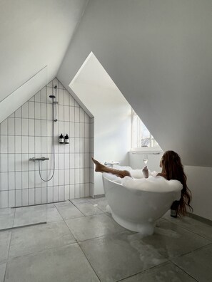 Superior Studio Suite, Non Smoking, Bathtub | Bathroom