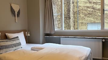 Ropa de cama de alta calidad y caja de seguridad en la habitación