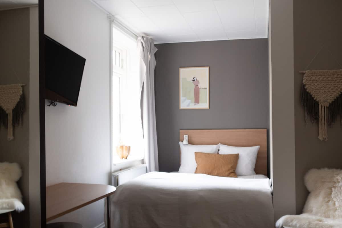Single / Small Double Room | Ropa de cama de alta calidad y caja de seguridad en la habitación
