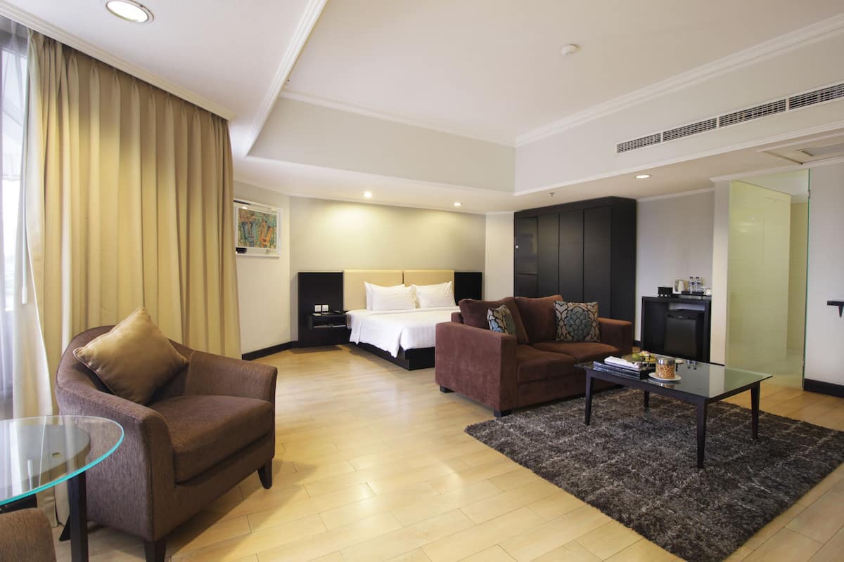 premier room, 1 king bed | egyptian cotton sheets, premium bedding, minibar, in-room safe