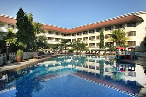 Outdoor pool - Hotel Santika Premiere Jogja (Yogyakarta)