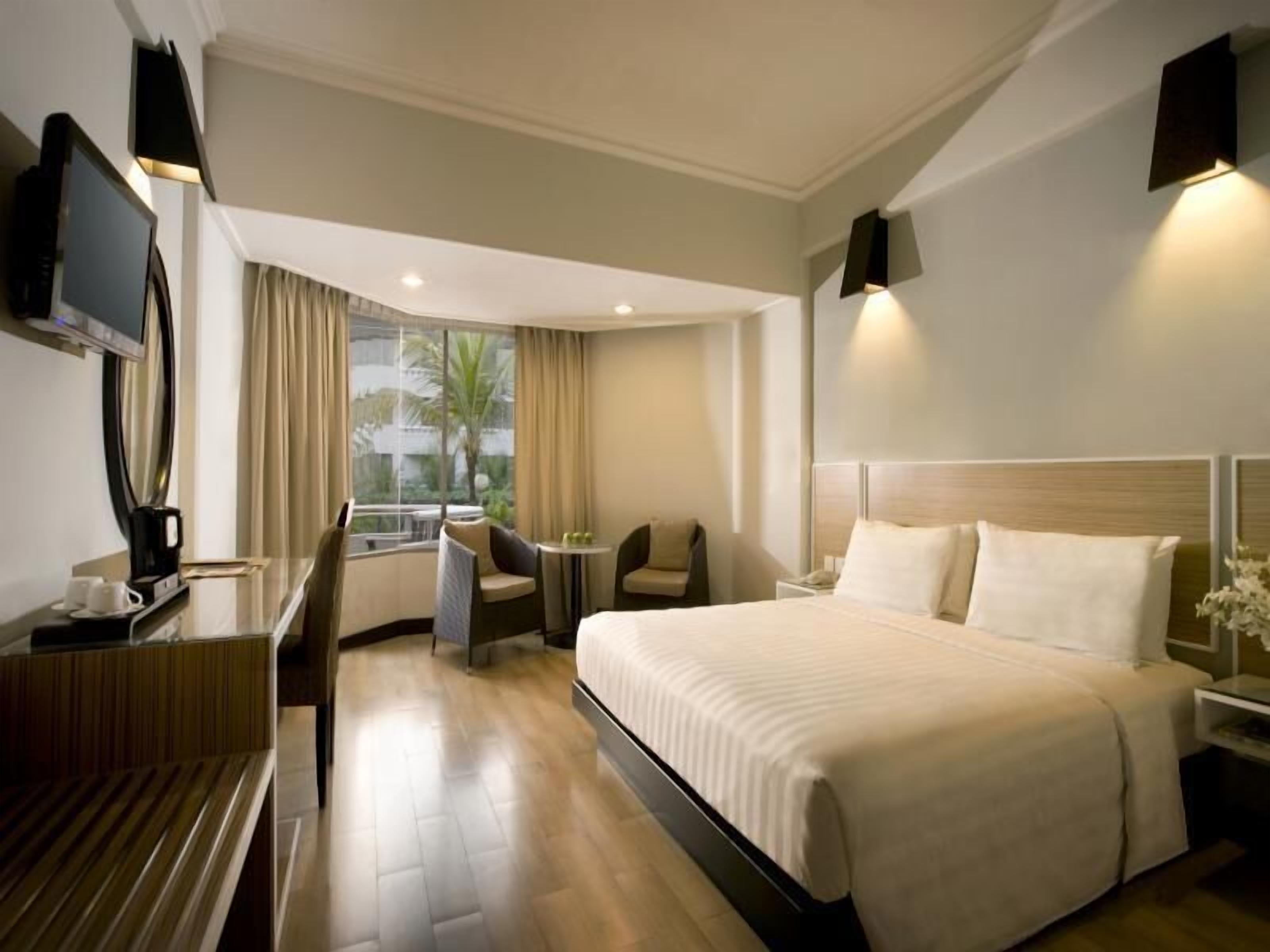 Egyptian cotton sheets, premium bedding, minibar, in-room safe