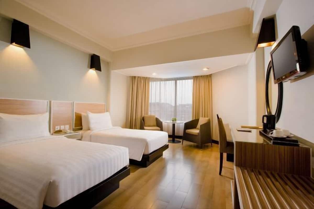 Egyptian cotton sheets, premium bedding, minibar, in-room safe