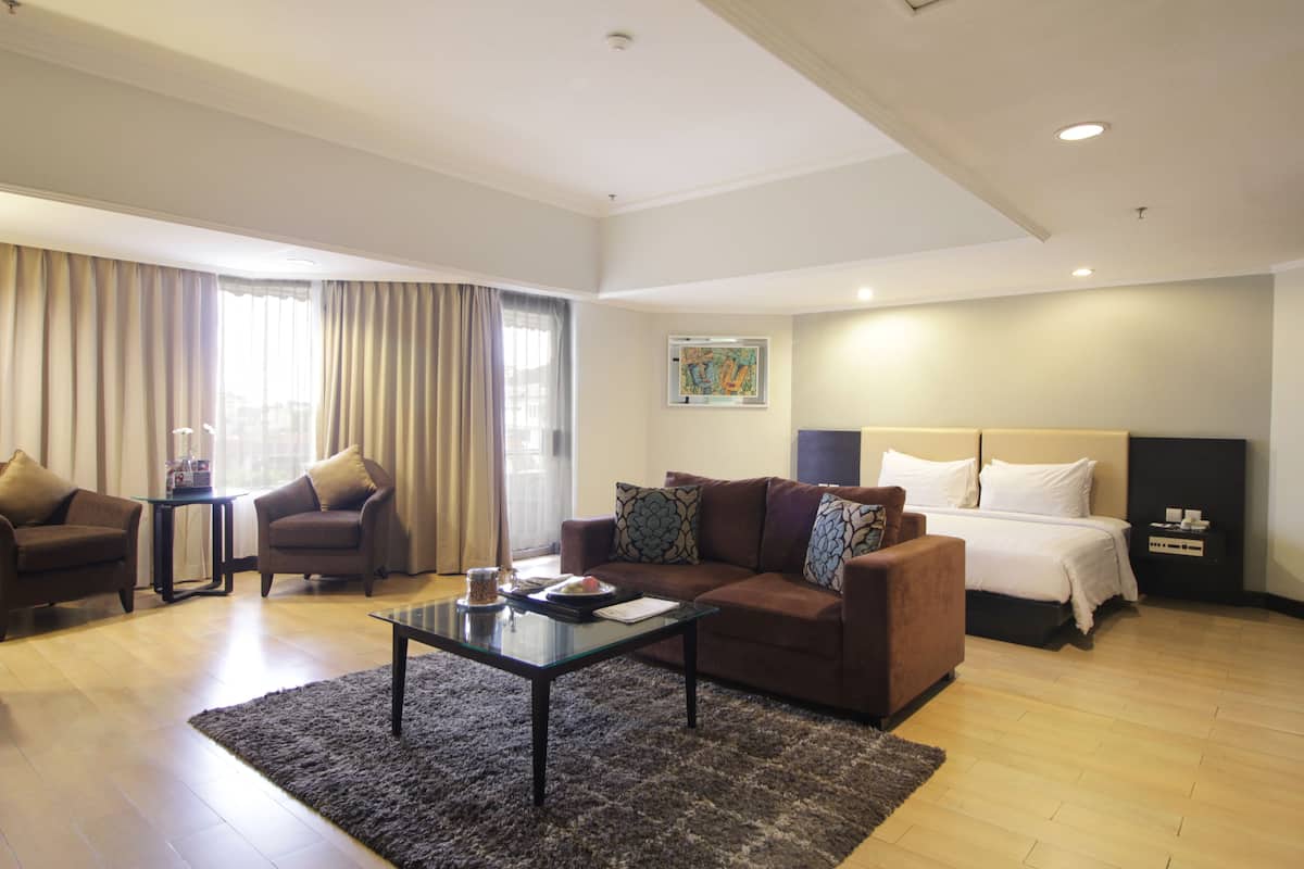 Premier Room, 1 King bed | Egyptian cotton sheets, premium bedding, minibar, in-room safe