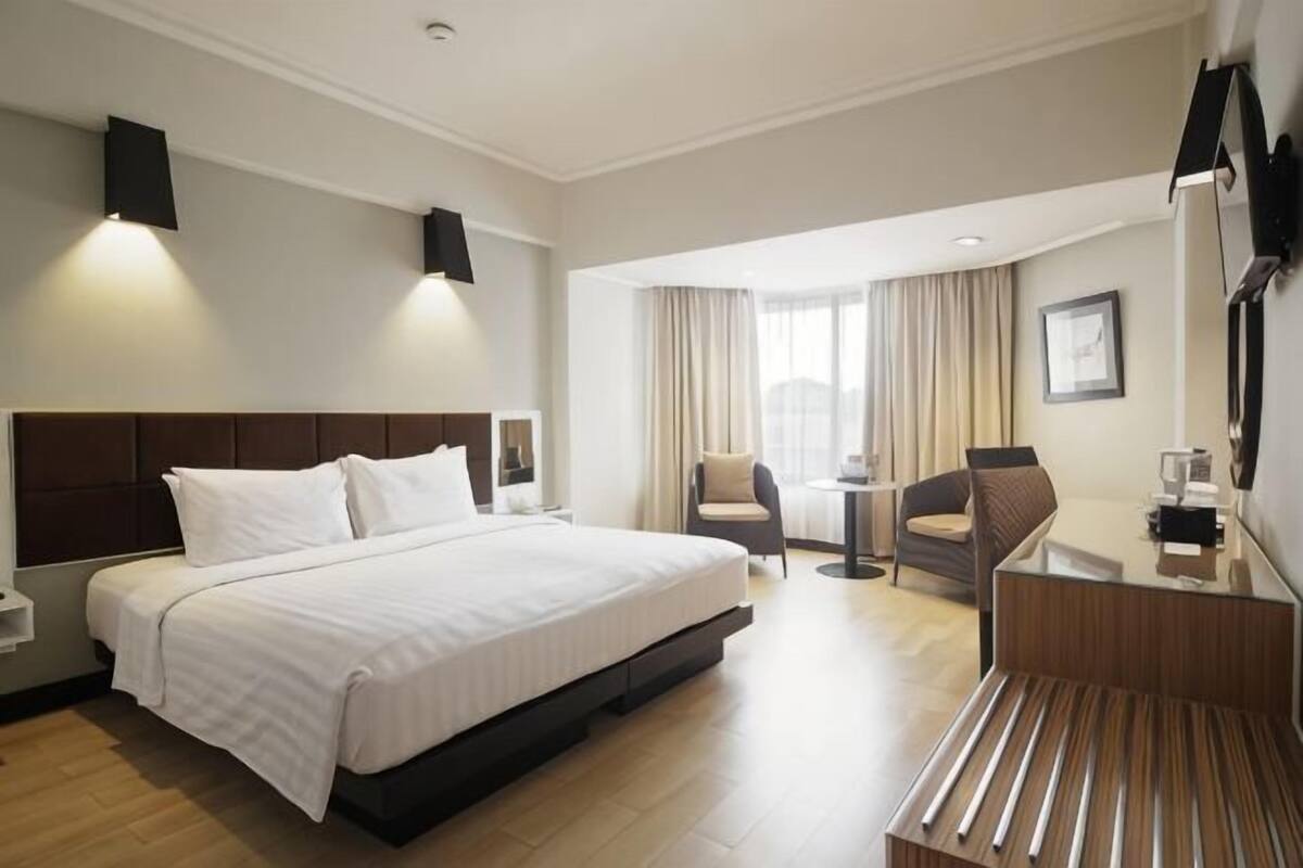 Egyptian cotton sheets, premium bedding, minibar, in-room safe