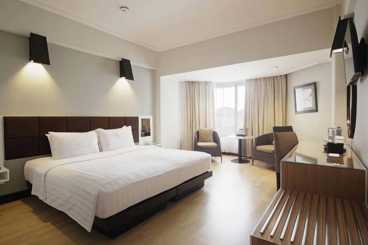 Egyptian cotton sheets, premium bedding, minibar, in-room safe