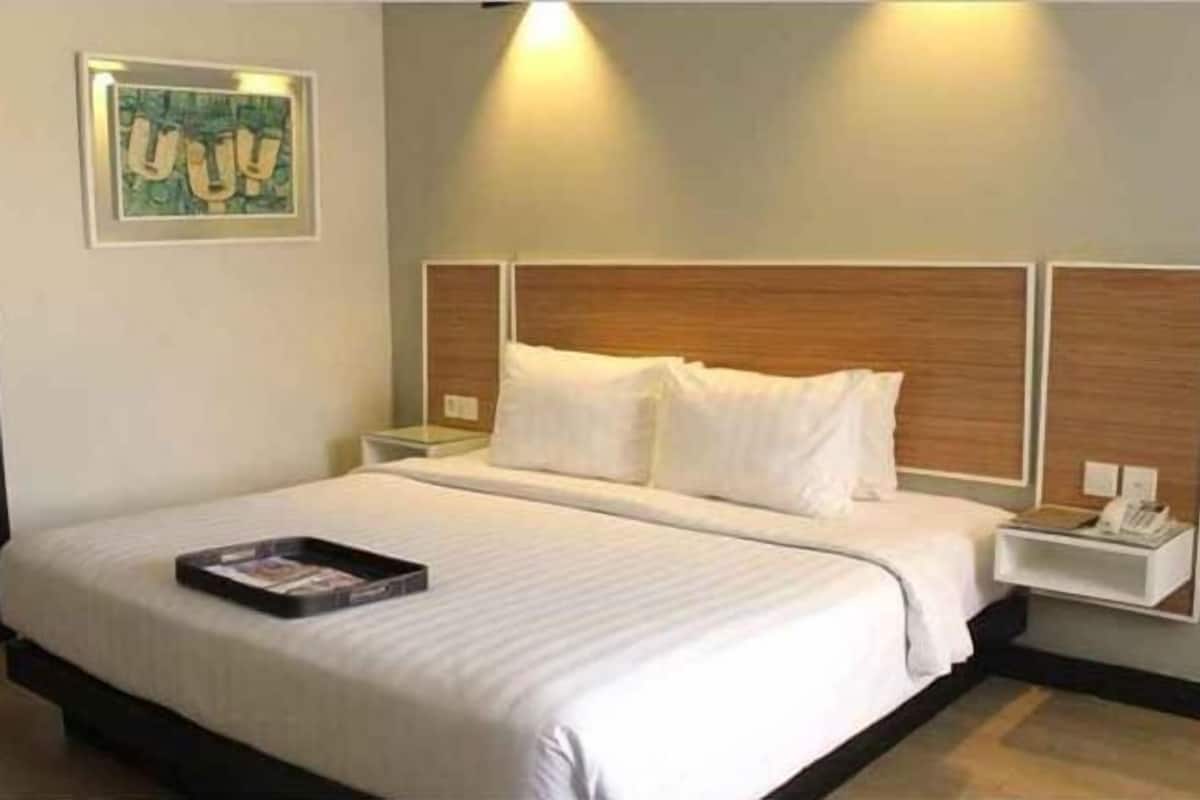 Egyptian cotton sheets, premium bedding, minibar, in-room safe