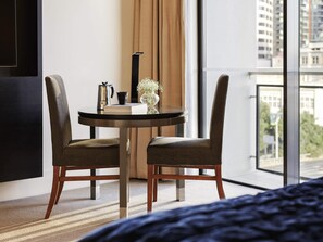 Minibar, coffres-forts dans les chambres, bureau