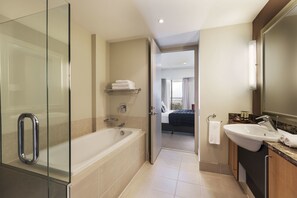 Douche, articles de toilette gratuits, sèche-cheveux, peignoirs