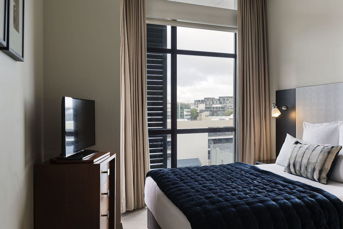 Suite, 1 Bedroom, City View | Minibar, in-room safe, desk, iron/ironing board