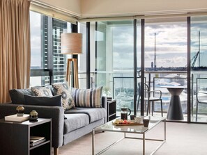Phòng Suite Deluxe, 1 phòng ngủ (Marina) | 1 phòng ngủ, minibar, két bảo mật tại phòng, bàn 