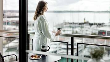 Bar mini, peti besi dalam bilik, meja, seterika/papan seterika