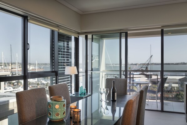 Phòng Suite Deluxe, 1 phòng ngủ (Marina) | Khu vực ăn uống tại phòng