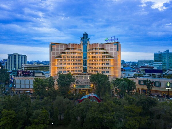 Exterior - Hotel Ciputra Semarang managed by Swiss-Belhotel International (Semarang)