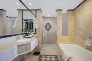 Chambre Exécutive, 1 grand lit | Salle de bain | Ensemble douche/baignoire, baignoire relaxante profonde