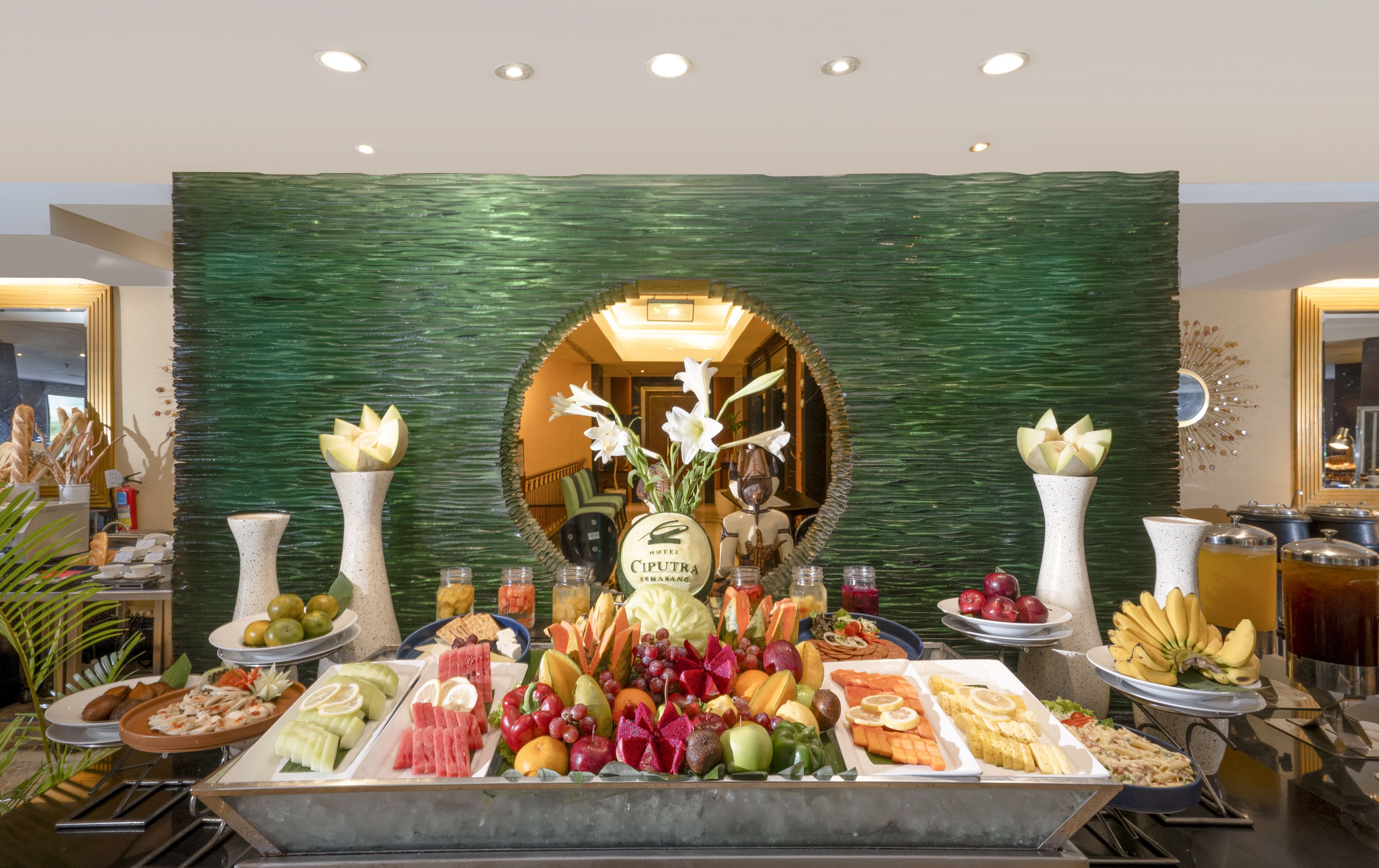 breakfast, lunch and dinner served