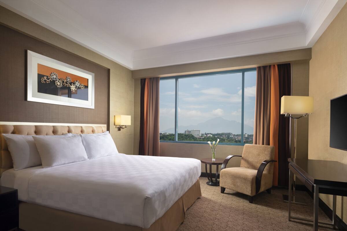 Premium bedding, minibar, in-room safe, desk