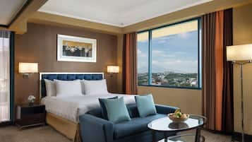 Executive Room, 1 Queen Bed | Premium bedding, minibar, in-room safe, desk