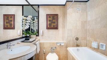 Un baño moderno con dos lavamanos, un inodoro y una bañera.