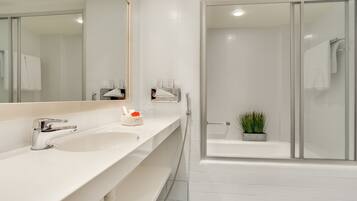 Hiustenkuivaaja, bidee, pyyhkeet