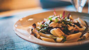 Un plato de pasta con verduras y hierbas.