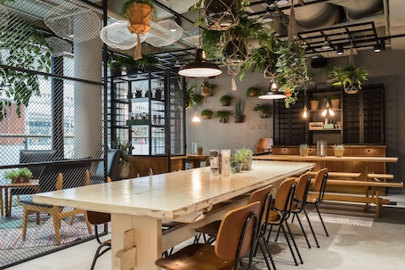 2 restaurantes, se sirve almuerzo, cocina Tex-Mex